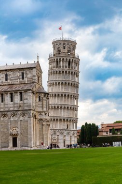 Pisa, İtalya - 24 Ekim 2022, Santa Maria Assunta Katedrali Pisa 'da dünyaca ünlü Eğik Pisa Kulesi' ni içeren bir kilisedir..