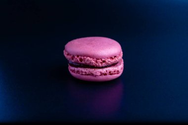 Koyu arkaplanda renkli pembe makarna, kapat, boşluğu kopyala.