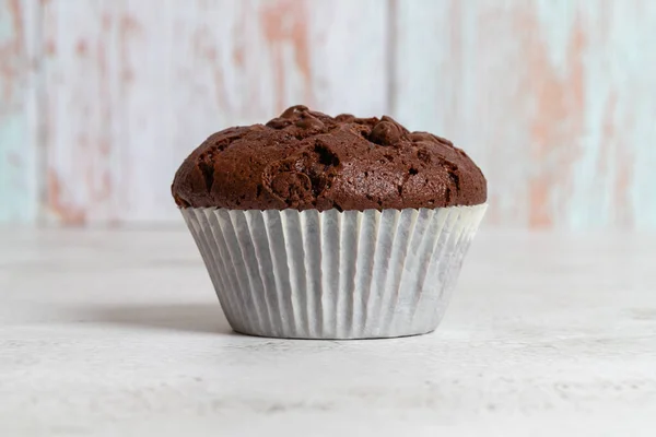 Einfache Schokoladenmuffins Mit Schokoladenstücken Weißen Pappbechern Nahaufnahme Kopierraum — Stockfoto