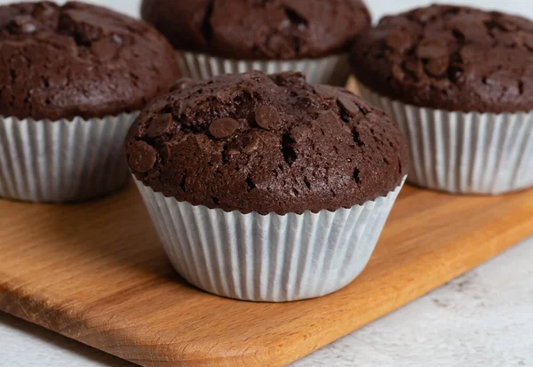 Einfache Schokoladenmuffins Mit Schokoladenstücken Weißen Pappbechern Nahaufnahme Kopierraum — Stockfoto