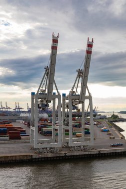 Hamburg, Almanya-15. Temmuz 2023, büyük konteynır limanı, Hamburg limanının sanayi bölgesindeki bir lojistik merkezine konteynır yüklemek için vinçler. gemi yükleme makineleri.