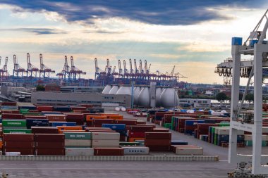 Hamburg, Almanya - 15 Temmuz 2023, Hamburgs endüstriyel limanındaki lojistik merkezine bakın. Gaz tutucuları arka planda görülebilir..