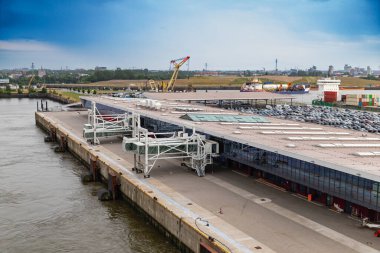 Hamburg, Almanya - 15 Temmuz 2023, AIDAPrima yolcu gemisinin ana limanı. Arka planda Steinwerder Cruise Center 'daki turistlerin park yerlerini görebilirsiniz..