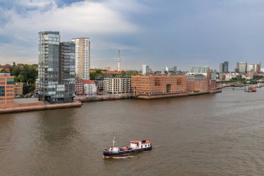 Hamburg, Almanya - 15 Temmuz 2023: Elbe Elbe Barajı. Otel, restoran ve şirket ofisleri olan büyük bir bina. Restoranlar turistlerle dolu..