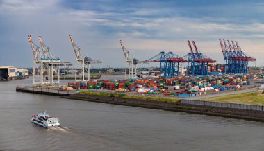 Hamburg, Almanya - 15 Temmuz 2023, Hamburgs endüstriyel limanındaki lojistik merkezine bakın. Gaz tutucuları arka planda görülebilir..