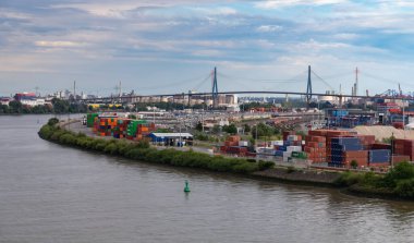 Hamburg, Almanya - 15 Temmuz 2023, Hamburgs endüstriyel limanındaki lojistik merkezine bakın. Gaz tutucuları arka planda görülebilir..