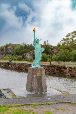 Haugesund, Norveç - 17 Temmuz 2023: Yerel polisten alınan küçük bir New York Özgürlük Anıtı kopyası. Amerika 'nın bağımsızlığının 100. yıldönümünü kutlamak için Fransa halkından bir hediye..