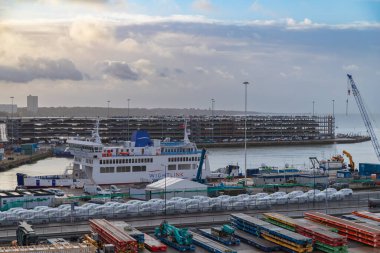 Southampton, Büyük Britanya-4 Nisan 2024: Bulutlu bir gökyüzü altında vinç, kamyon ve deniz faaliyetleri manzaralı büyük bir feribot, Wightlink.