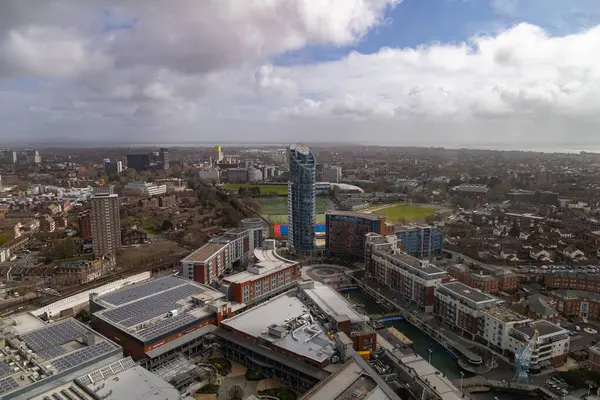 Portsmouth, İngiltere - 4 Nisan 2024: Portsmouth 'un belirgin Gunwharf Quays Kulesi' nin şehir manzarasıyla çevrili panoramik hava görüntüleri.