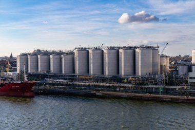 Rotterdam, Hollanda - 1 Nisan 2024: Rotterdams limanındaki Vopak tesisinde bir petrol depolama tankları ve boru hatları ağı, enerji lojistik ve dağıtım altyapısını vurguladı.