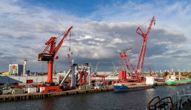 Rotterdam, Hollanda - 1 Nisan 2024: Turna, gemi ve depolu Rotterdam limanı, lojistik, deniz mühendisliği ve ticaret alanlarının dinamik karışımını yansıtıyor.