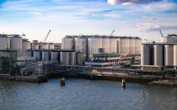 Rotterdam, Hollanda - 1 Nisan 2024: Kapsamlı Vopak petrol depolama tankları Rotterdam rıhtımında, küresel yakıt depolama ve lojistik alanında şehirlerin önemli bir rol oynadığını göstermektedir..