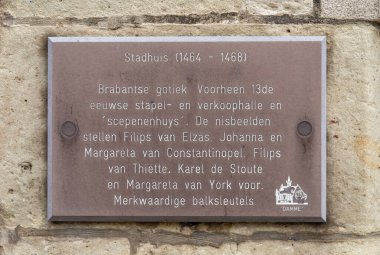 Damme, Westflandern, Belçika - 2 Nisan 2024, Brabant tarzı Gotik belediye binası, 1464 ve 1468 yılları arasında inşa edildi. Daha önce ticaret salonu olarak hizmet veriyordu. Kayda değer kiriş tuşları.