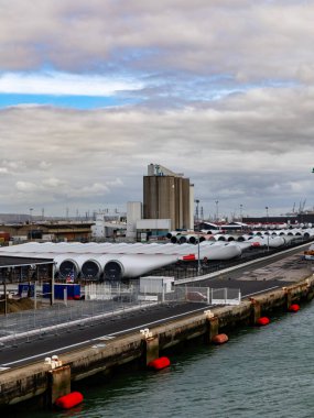 Le Havre, Fransa-3 Nisan 2024, düzinelerce büyük beyaz rüzgar türbini liman depoları ve sanayi tesislerinin yakınlarına dizilmiştir..