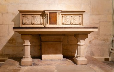 Paris, Fransa-Nisan 16, 2025 Notre-Dame Katedrali 'nin küçük ahşap kapılı sunağı bej taştan bir duvara dayanıyor..