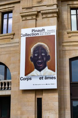 Paris, Fransa-14 Nisan 2025: Pinault Collection için büyük bir sergi posteri Bourse de Commerce 'de asılı..