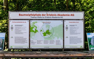 Heringsdorf, Mecklenburg-Batı Pomerania, Almanya - 29 Mayıs 2025: Ağaç tepesi haritası, faydaları ve ziyaret sebepleri ile eğitim gösterisi, orman ve tabelalarla çevrili