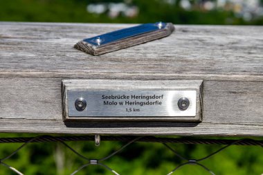 Heringsdorf, Mecklenburg-Batı Pomeranya, Almanya - 29 Mayıs 2025: Gözlem platformundaki yön plaketi Heringsdorf İskelesi 'nin 1,5 km uzakta olduğunu gösteriyor..