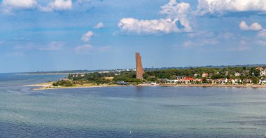 Kiel, Almanya-09.08.2025: Gustav Munzer tarafından Laboe Deniz Anıtı 'nın eğri tuğlalı kulesi, 30 Mayıs 1936' da U-995 ve Baltık Denizi kıyısının yanında açıldı..