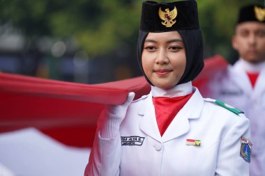 27 Mayıs 2024 'te Endonezya' nın Jakarta kenti: Endonezya Roundabout Oteli bölgesinde düzenlenen Pancasila etkinliğinde Endonezyalı kadın elinde uzun kırmızı ve beyaz bayrak tutuyor. Seçici odaklanma. Odaklanamadı