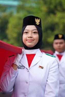 27 Mayıs 2024 'te Endonezya' nın Jakarta kenti: Endonezya Roundabout Oteli bölgesinde düzenlenen Pancasila etkinliğinde Endonezyalı kadın elinde uzun kırmızı ve beyaz bayrak tutuyor. Seçici odaklanma. Odaklanamadı