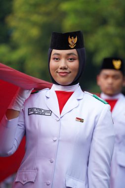 27 Mayıs 2024 'te Endonezya' nın Jakarta kenti: Endonezya Roundabout Oteli bölgesinde düzenlenen Pancasila etkinliğinde Endonezyalı kadın elinde uzun kırmızı ve beyaz bayrak tutuyor. Seçici odaklanma. Odaklanamadı