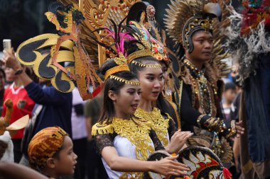 Jakarta, Endonezya 27 Mayıs 2024: Endonezya 'da Endonezya Oteli' nin dolambaçlı bölgesinde düzenlenen Kirab Pancasila etkinliği bağlamında geleneksel kıyafet geçidi, seçici bir odak noktası. Odaklanmayın