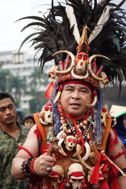 Jakarta, Endonezya 27 Mayıs 2024: Endonezya 'da Endonezya Oteli' nin dolambaçlı bölgesinde düzenlenen Kirab Pancasila etkinliği bağlamında geleneksel kıyafet geçidi, seçici bir odak noktası. Odaklanmayın