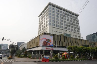 Cakarta, Endonezya 2 Haziran 2024: Sarinah Thamrin binası çok güzel görünüyor, Thamrin caddesi kavşağının batısındaki kırmızı ışıkta çekilmiş, merkez jakarta. Seçici odaklanma. odağını kaldır