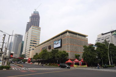 Cakarta, Endonezya 4 Haziran 2024: MH Thamrin bölgesindeki BaWASLU binası, arka plan olarak gökyüzüne karşı heybetli görünüyor, sabahleyin fotoğraflandı. Seçici odaklanma. Odaklanamadı