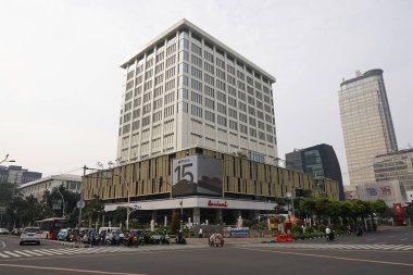 Cakarta, Endonezya 2 Haziran 2024: Sarinah Thamrin binası çok güzel görünüyor, Thamrin caddesi kavşağının batısındaki kırmızı ışıkta çekilmiş, merkez jakarta. Seçici odaklanma. odağını kaldır