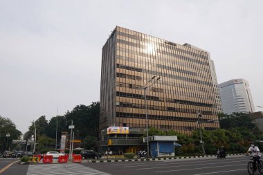 Cakarta, Endonezya 4 Haziran 2024: MH Thamrin bölgesindeki JAYA binası, gökyüzü arkaplanına karşı görkemli görünüyor, sabah fotoğrafı çekildi. Seçici odaklanma. Odaklanamadı