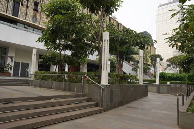 2 Haziran 2024 'te Endonezya' nın Jakarta kenti: Sarinah Thamrin binasının yenilenmesinden sonra avlusu çok güzel görünüyor, çeşitli çevre dostu ağaçlarla dikilmiş, sabah fotoğrafı çekilmiş. Seçici odaklanma. odaklanma