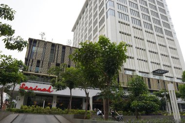 Cakarta, Endonezya 2 Haziran 2024: Sarinah Thamrin binası yenilemeden sonra çok güzel görünüyor. Arka plan olarak gökyüzü ile sabah çekilmiş. Seçici odaklanma. Odaklanamadı
