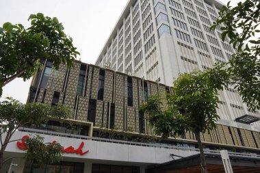 Cakarta, Endonezya 2 Haziran 2024: Sarinah Thamrin binası yenilemeden sonra çok güzel görünüyor. Arka plan olarak gökyüzü ile sabah çekilmiş. Seçici odaklanma. Odaklanamadı