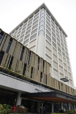 Cakarta, Endonezya 2 Haziran 2024: Sarinah Thamrin binası yenilemeden sonra çok güzel görünüyor. Arka plan olarak gökyüzü ile sabah çekilmiş. Seçici odaklanma. Odaklanamadı