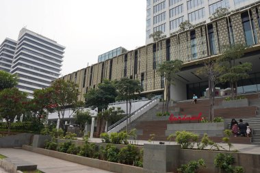 Cakarta, Endonezya 2 Haziran 2024: Sarinah Thamrin binası yenilemeden sonra çok güzel görünüyor. Arka plan olarak gökyüzü ile sabah çekilmiş. Seçici odaklanma. Odaklanamadı