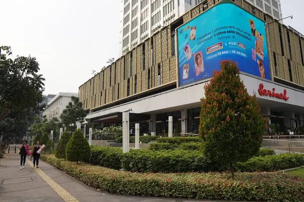 stock image Jakarta, Indonesia on June 2,2024 : The courtyard of the Sarinah Thamrin building looks very beautiful after renovation, planted with various environmentally friendly trees, photographed in the morning. selective focus. not focus