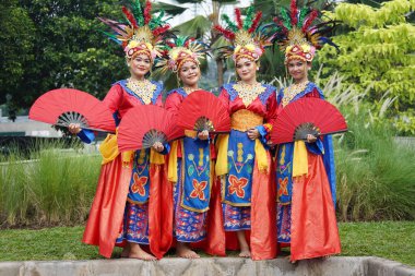4 Haziran 2024 'te Endonezya' nın Jakarta kentinde genç bir kız geleneksel bir Betawi dansı yapıyor. Seçici odaklanma. Odaklanamadı