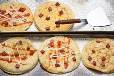 Jakarta, Endonezya 5 Haziran 2024: Sudirman - Thamrin bölgesinde Arabasız Gün sırasında gıda tedarikçileri. Seçici odaklanma. Odaklanamadı