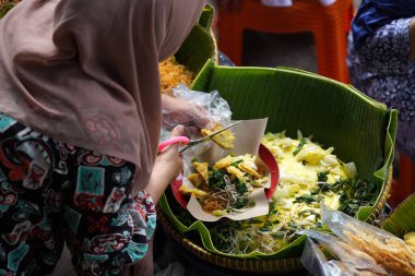 Jakarta, Endonezya 5 Haziran 2024: Sudirman - Thamrin bölgesinde Arabasız Gün sırasında gıda tedarikçileri. Seçici odaklanma. Odaklanamadı