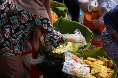 Jakarta, Endonezya 5 Haziran 2024: Sudirman - Thamrin bölgesinde Arabasız Gün sırasında gıda tedarikçileri. Seçici odaklanma. Odaklanamadı