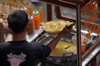 Jakarta, Endonezya 5 Haziran 2024: Sudirman - Thamrin bölgesinde Arabasız Gün sırasında gıda tedarikçileri. Seçici odaklanma. Odaklanamadı