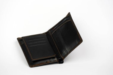 Jakarta, Endonezya, 7 Haziran 2024: erkek deri cüzdanı, beyaz arka planda. Seçici odaklanma. Odaklanmayın