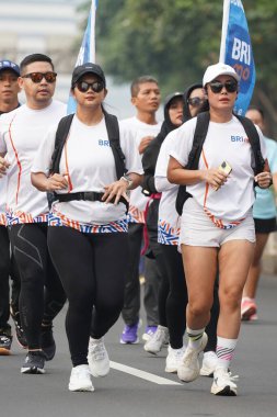 9 Haziran 2024 'te Endonezya' nın Jakarta kenti: Sudirman - Thamrin, Merkez Jakarta 'da sabah saatlerinde Arabasız Günü' nde egzersiz yapan Asyalı insanlar. Seçici odaklanma. Odaklanamadı