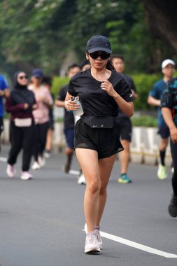 9 Haziran 2024 'te Endonezya' nın Jakarta kenti: Sudirman - Thamrin, Merkez Jakarta 'da sabah saatlerinde Arabasız Günü' nde egzersiz yapan Asyalı insanlar. Seçici odaklanma. Odaklanamadı