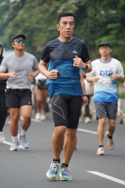 9 Haziran 2024 'te Endonezya' nın Jakarta kenti: Sudirman - Thamrin, Merkez Jakarta 'da sabah saatlerinde Arabasız Günü' nde egzersiz yapan Asyalı insanlar. Seçici odaklanma. Odaklanamadı