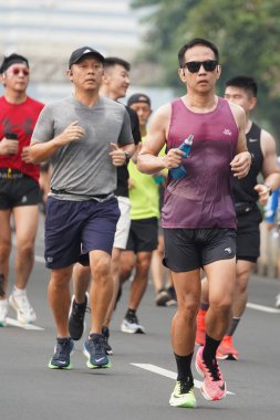 9 Haziran 2024 'te Endonezya' nın Jakarta kenti: Sudirman - Thamrin, Merkez Jakarta 'da sabah saatlerinde Arabasız Günü' nde egzersiz yapan Asyalı insanlar. Seçici odaklanma. Odaklanamadı