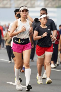 9 Haziran 2024 'te Endonezya' nın Jakarta kenti: Sudirman - Thamrin, Merkez Jakarta 'da sabah saatlerinde Arabasız Günü' nde egzersiz yapan Asyalı insanlar. Seçici odaklanma. Odaklanamadı