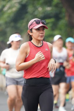 9 Haziran 2024 'te Endonezya' nın Jakarta kenti: Sudirman - Thamrin, Merkez Jakarta 'da sabah saatlerinde Arabasız Günü' nde egzersiz yapan Asyalı insanlar. Seçici odaklanma. Odaklanamadı